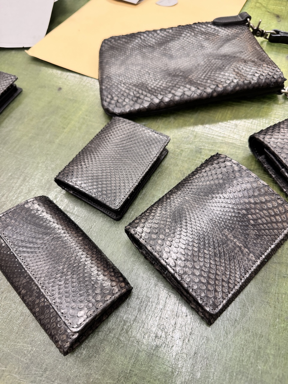 楽天市場】日本製 パイソン（蛇革） レディース メンズ 2way ショルダーバッグ 肩がけ パイソンバッグ 本革 迫力のあるウロコ 高級感 軽い  柔らかい プレゼント : vewhouse楽天市場店